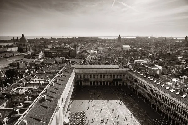 Widok Dach Dzwonnicy Zabytkowych Budynków Piazza San Marco Wenecji Włochy — Zdjęcie stockowe