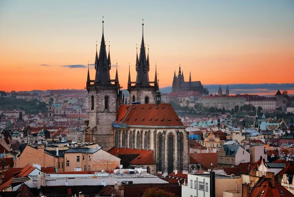 Vårfrukyrkan Innan Týn sunset — Stockfoto