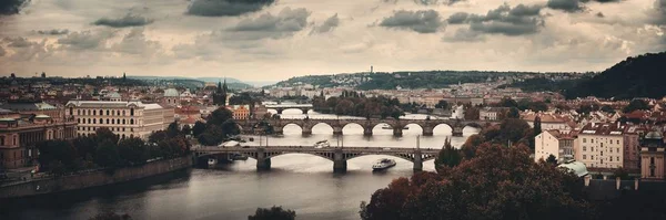 Prager Skyline und Brücke — Stockfoto