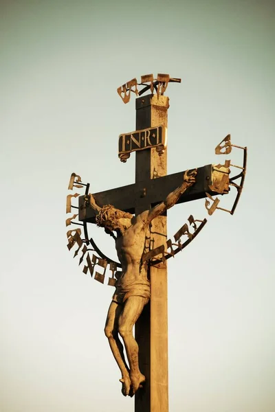 Charles Bridge Jesus estátua — Fotografia de Stock