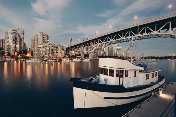 Vancouver False Creek Noite Com Ponte Barco — Fotografia de Stock