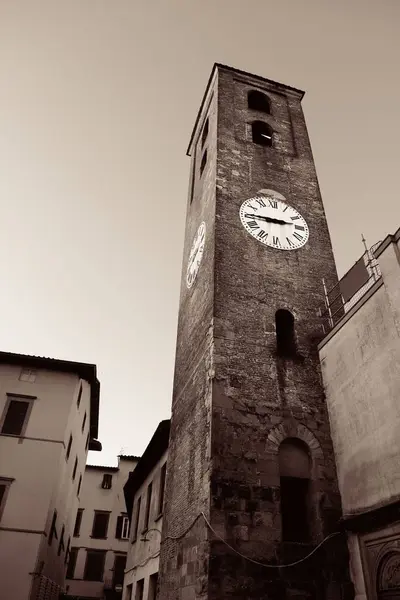 イタリアのSanta Maria Del Carminein鐘楼があるLucca通りの景色 — ストック写真