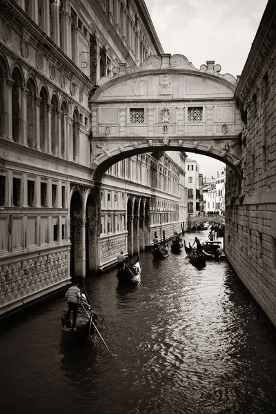 Seufzerbrücke Als Berühmtes Wahrzeichen Und Gondel Venedig Italien — Stockfoto