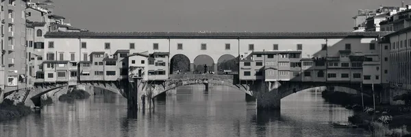 モノクロでフィレンツェのアルノ川パノラマにポンテ ヴェッキオ — ストック写真