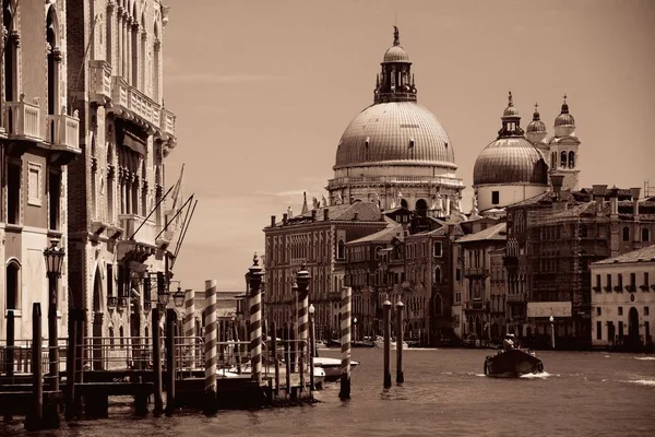 Busy Kanał Wenecja Kościół Santa Maria Della Salute Włoszech — Zdjęcie stockowe