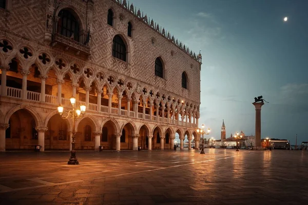 Plaza de San Marcos de Venecia por la noche —  Fotos de Stock