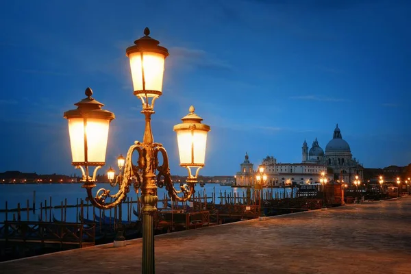 Venecia Por Noche Con Lámpara Iglesia Santa Maria Della Salute — Foto de Stock