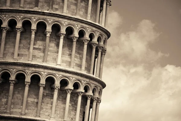 Leaning tower Pisa portre — Stok fotoğraf