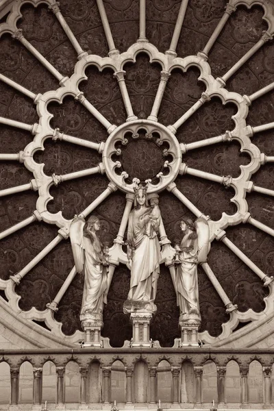 巴黎圣母院特写视图作为著名的城市地标 — 图库照片