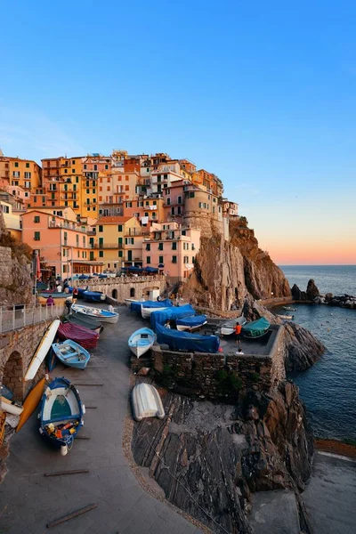 Manarola Com Vista Para Mar Mediterrâneo Com Edifícios Sobre Penhasco — Fotografia de Stock