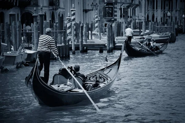 Gondola Στο Κανάλι Της Βενετίας Ιταλία — Φωτογραφία Αρχείου