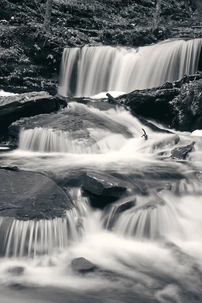 Wasserfälle in schwarz und weiß — Stockfoto