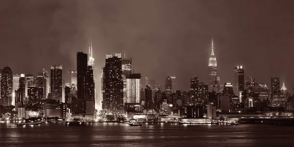 Manhattan midtown skyline w nocy — Zdjęcie stockowe