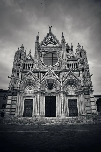 Catedral de Siena em um dia nublado — Fotografia de Stock