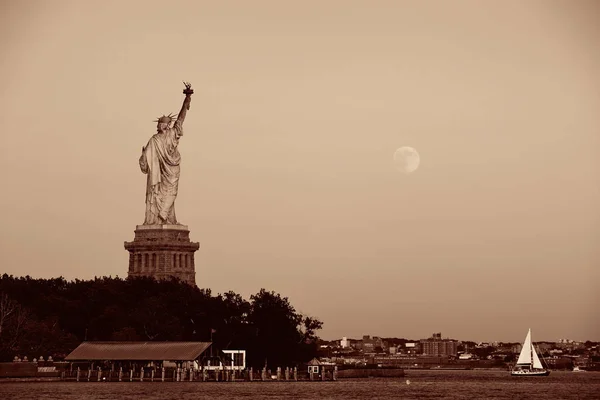 Estatua de la libertad y la luna —  Fotos de Stock