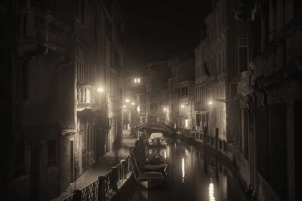 Venedig canal dimmiga natten — Stockfoto