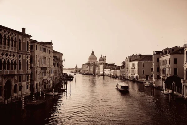 Venise Grand Canal lever du soleil et bateau — Photo