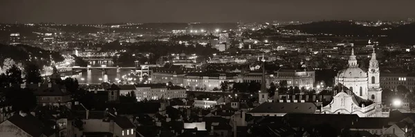 Prag skyline utsikt nattetid — Stockfoto