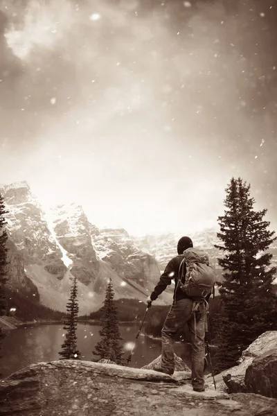 Caminhante Moraine Lake Com Neve Tampada Montanha Banff National Park — Fotografia de Stock