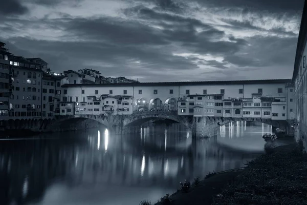 フィレンツェ イタリア モノクロで夜のアルノ川に架かるポンテ ヴェッキオ — ストック写真