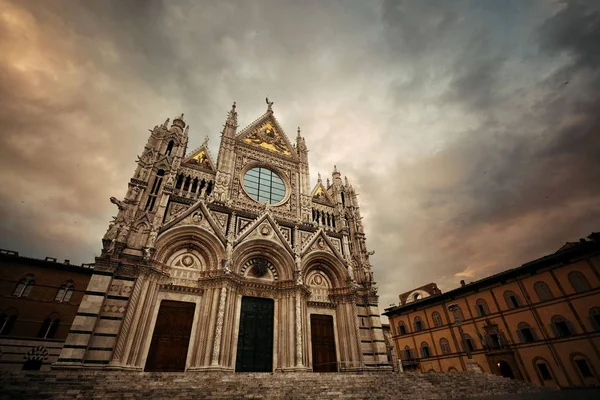 Kathedraal van Siena in een bewolkte dag — Stockfoto