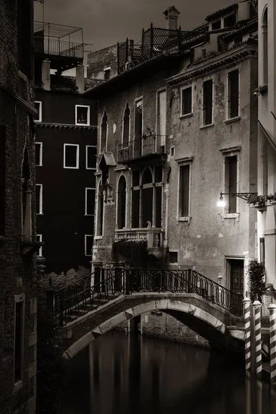 Venice canal night bridge — Stock Photo, Image