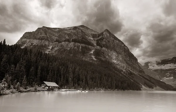 Jezioro Louise Parku Narodowym Banff Górami Lasem Kanadzie — Zdjęcie stockowe