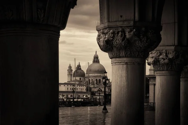 Iglesia Santa Maria della Salute y columna — Foto de Stock