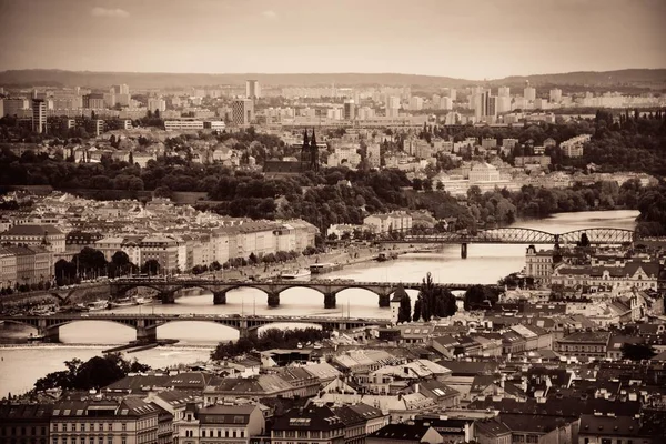 Praga vista do telhado skyline — Fotografia de Stock