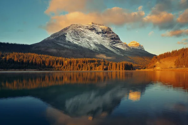 Bergmeer Met Reflectie Mist Bij Zonsondergang Banff National Park Canada — Stockfoto