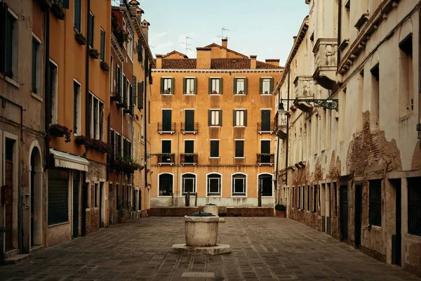 Patio Con Pozo Edificios Históricos Venecia Italia — Foto de Stock