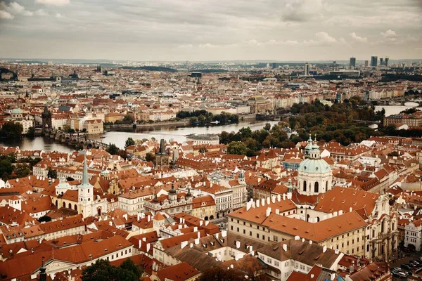 Na dachu panoramę Pragi — Zdjęcie stockowe