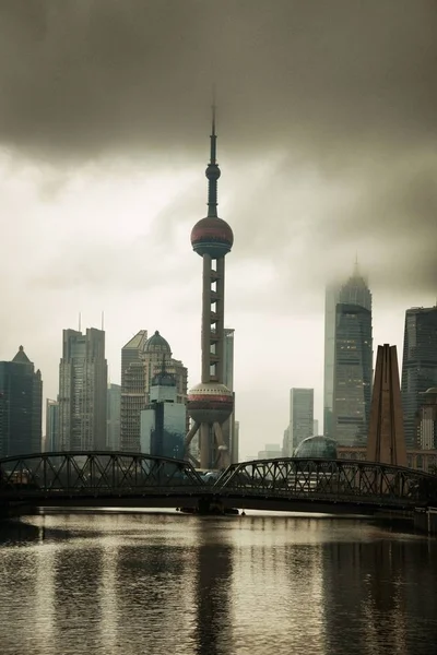 Vista Del Horizonte Ciudad Shanghai Con Cielo Nublado Reflejos Agua — Foto de Stock