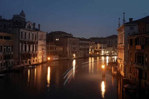 Blick Auf Den Kanal Von Venedig Bei Nacht Mit Historischen — Stockfoto