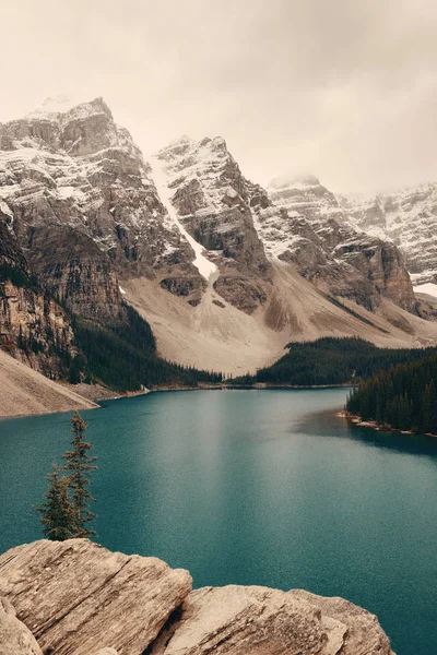 Moraine Lake Com Neve Tampada Montanha Banff National Park Canadá — Fotografia de Stock