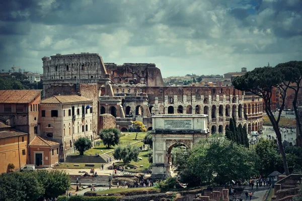 ローマフォーラムから見た歴史的建造物のコロッセオ遺跡 イタリア — ストック写真