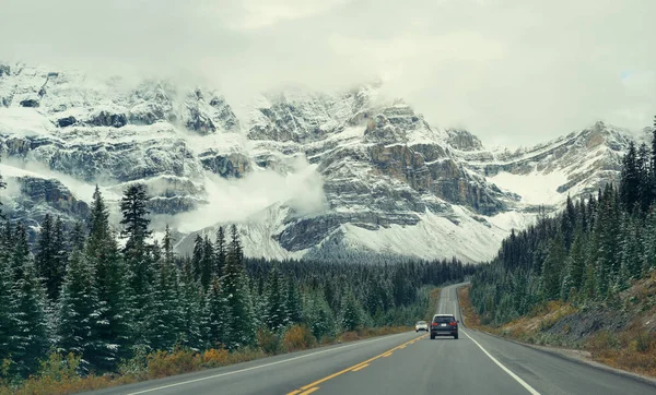 Motorväg Med Snö Utjämnade Bergskog Och Bil Banff National Park — Stockfoto