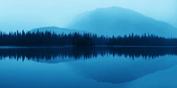Sisli dağ gölü — Stok fotoğraf