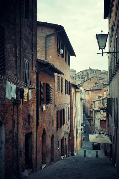 イタリアのシエナに古い建物と街の景色 — ストック写真