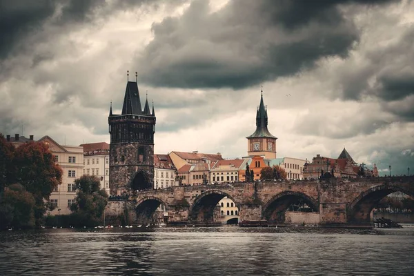 Skyline de Praga y puente — Foto de Stock