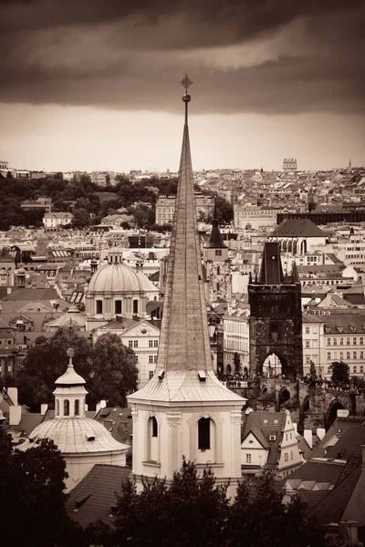 Praag skyline rooftop weergave — Stockfoto