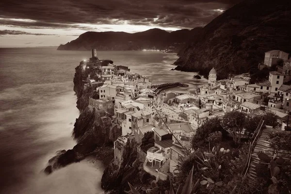 Vernazza Avec Des Bâtiments Sur Des Rochers Dessus Mer Noir — Photo