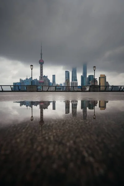 Vista del horizonte de la ciudad de Shanghai con cielo nublado —  Fotos de Stock