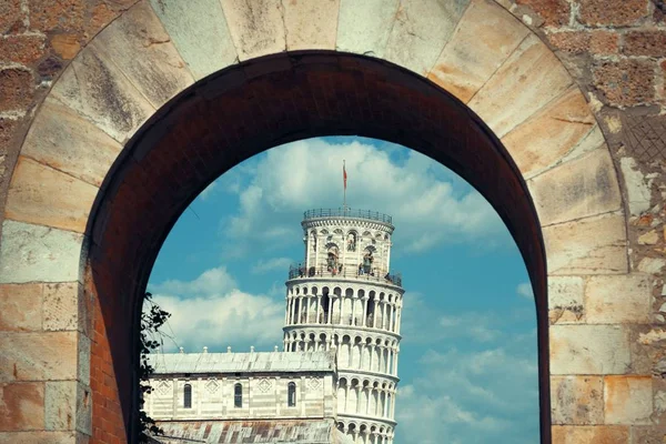 Спираючись вежа в арку в Пізі — стокове фото