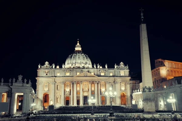 St Peters Basilica's nachts — Stockfoto