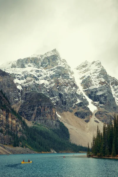 Jezioro Moraine Śniegu Ograniczona Górskich Banff National Park Kanadzie — Zdjęcie stockowe