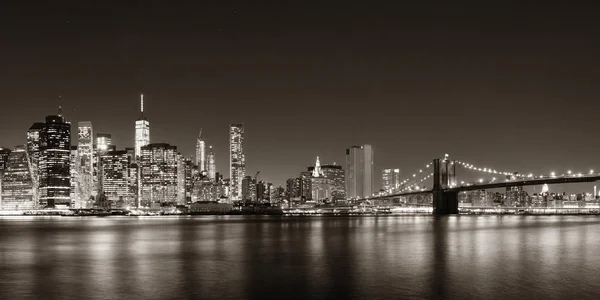 Бруклинский мост и центр Манхэттена — стоковое фото