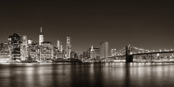 Brooklyn Bridge and downtown Manhattan skyline at night in New York City
