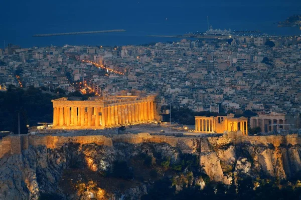Athene skyline van Mt Lykavitos bij nacht — Stockfoto