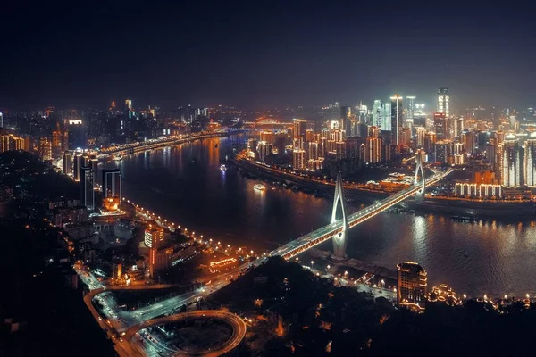 Chongqing stedelijke architectuur bij nacht — Stockfoto